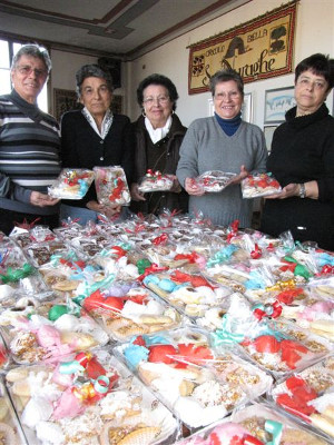 Mariolina, Renata, Caterina, Antonietta e Mario, confezione di dolci sardi