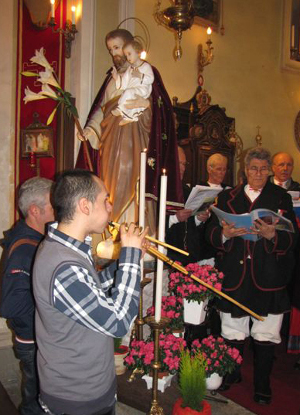 Matteo Muscas e Tore Agus alle launeddas al Sacello di San Giuseppe di Riva.