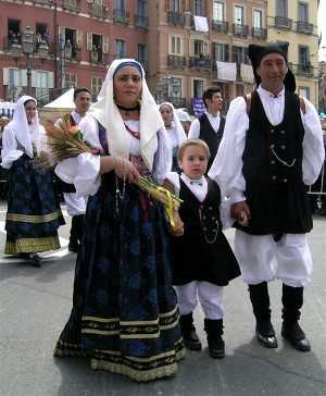 Costumi sardi, mannigos, mannelli di grano in processione