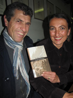 Veronica Rocca e Paolo Zanone ritratti con il libro di Emilio Lussu