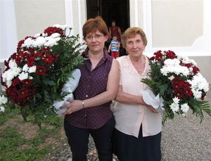 Lessona Mozzetto, donne e fiori davanti all'oratorio di Sant'Eusebio