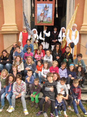 Bambini di Graglia e Sardi di Biella alla festa del Santo Rosario e di Santa Maria della Vittoria ritratti davanti alla chiesa della Confraternita della SS. Trinità e S. Croce