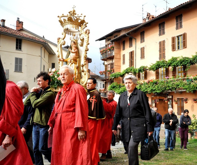 Simulacro della Madonna del Rosario in processione