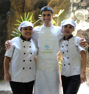 Lembeh (Indonesia) - Lembeh resort, Raffaele Zanella con il grembiule di Città Studi e due aiutanti cuoco