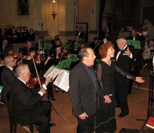Edoardo Melis e Simona Carando col M° Emilio Straudi durante il concerto in basilica san Sebastiano