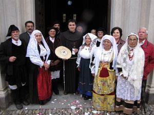 Padre Oscar e la delegazione sarda