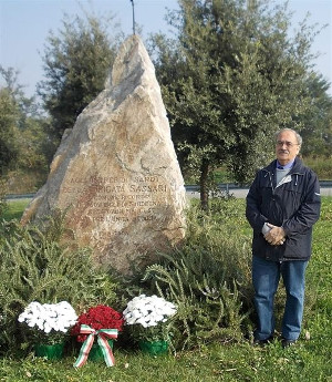 Giovanni Carta, Sardo di seconda generazione, depone fiori a Nuraghe Chervu