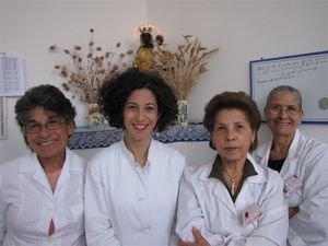 Renata Tuveri e Mariolina Zedda con al centro la dermatologa Francesca Muzio e Gonaria Lostia