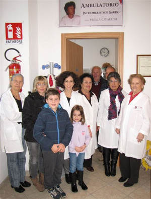 La dermatologa Dott.ssa Francesca Muzio con infermiere e pazienti