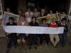 Donne del Filet con telai e carta progetto della tovaglia di Oropa
