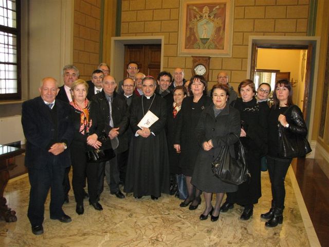 Rappresentanti della FASI con la presidente Serafina Mascia e mons. Giovanni Angelo Becciu