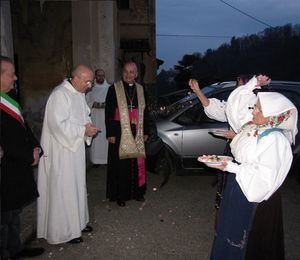 Pettinengo, Donne del grano benedicono vescovo e parroco con semi di frumento e petali di rose