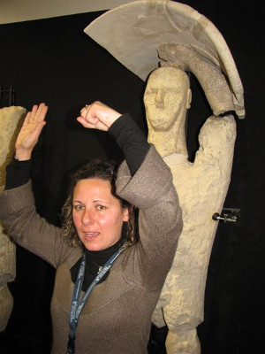 Cabras, guida turistica illustra la statua del pugilatore in mostra nel Museo civico locale