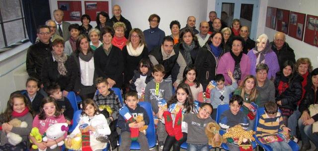 Adulti e bambini festeggiano scolari e studenti premiata: Valentina Cau, Alessia Dessì. Luca Dessì, Matteo Eulisse, Martina Eulisse, Silvia Eulise, Matteo Ghisu, Maddalena Ghisu, Ludovico Laurora, Valentina Laurora, Alessandro Reolon.