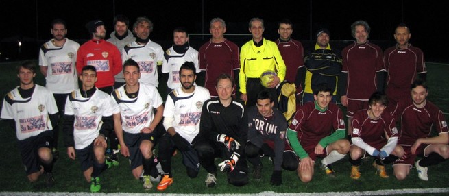 le formazioni di Su Nuraghe Calcio Biella e La Capannina con al centro l'arbitro Guido Franceschini