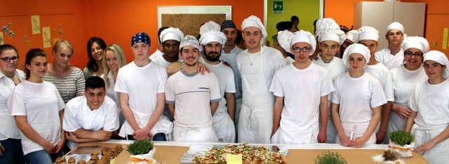 preside ed allievi al saggio di fine corso con lo chef Zanella Maolu