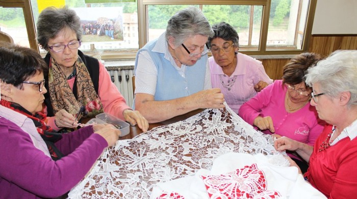 Donne del filet al lavoro per il camice per il vescovo