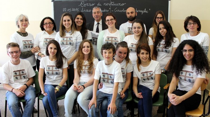 studenti e insegnanti del progetto Esperienza di restauro con il preside Dino Gentile