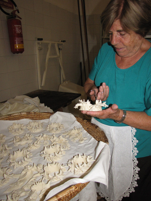 Tertenia, Giovanna Quai, preparazione del pane per la mensa nuziale