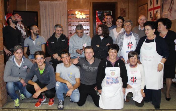 giocatori di Su Nuraghe Calcio Biella festeggiati al Circolo sardo