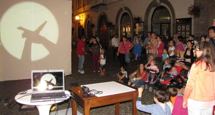 Mirko Cherchi, ombre cinesi in piazza a Biella