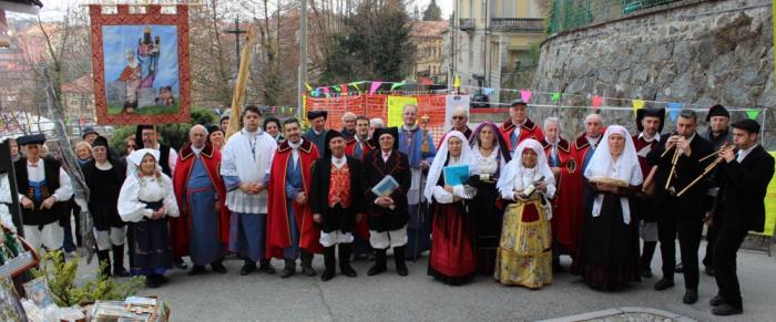 Sardi e Biellesi all'arrivo al sacello di San Giuseppe di Riva