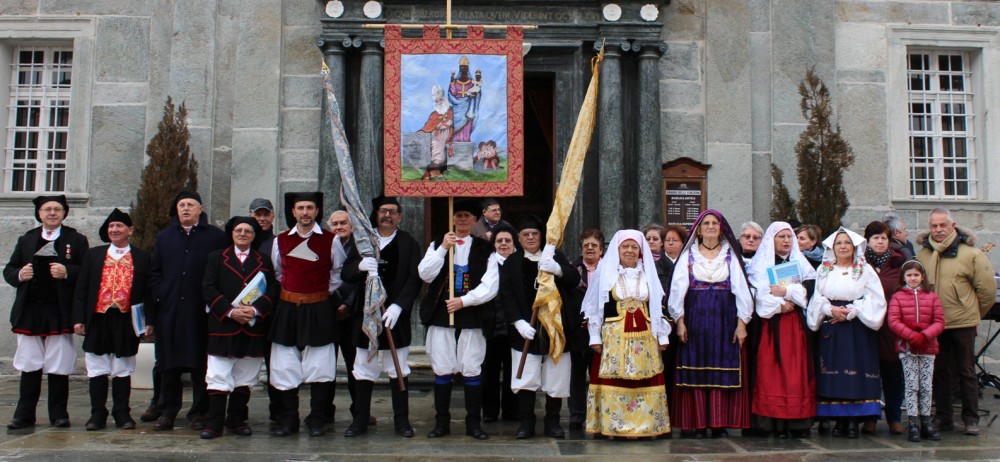 Sardi davanti alla basilica antica di Oropa