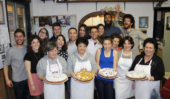 giovani a Su Nuraghe ritratti con alcuni cucinieri