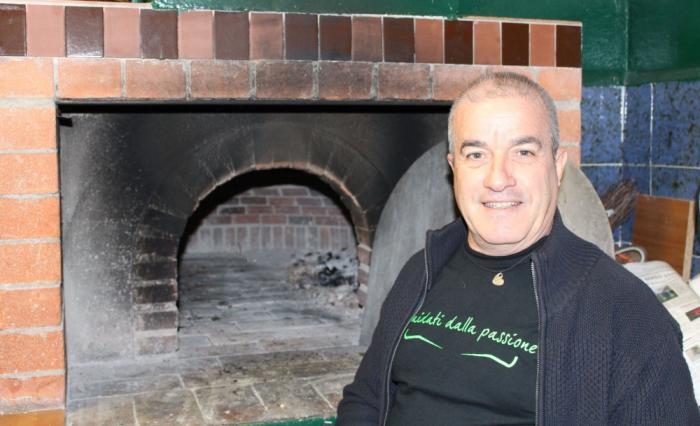 Pasqualino Senes davanti al forno di Su Nuraghe
