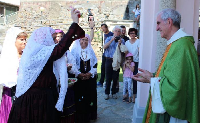 Donne del grano benedicono don Elviro Battuello