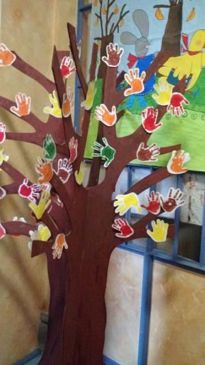 Albero dei bambini, ingresso della Scuola dell'Infanzia di Piazzo