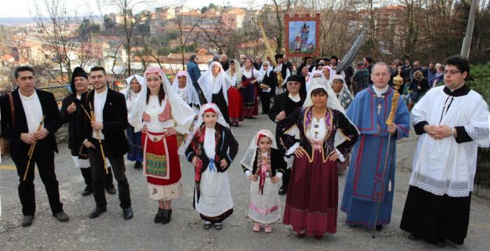 arrivo della delegazione di Su Nuraghe davanti al Sacello di San Giuseppe di Riva