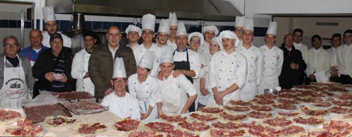 chef, ragazzi, cucinieri del Costantino Nivola con i presidenti dei Circoli di Biella e Domodossola