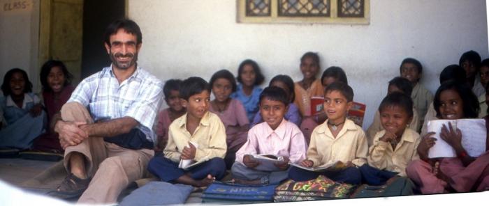Enrico Maolu ritratto tra i bambini di una scuola in India