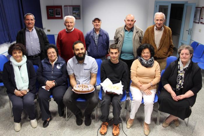 anziani del circolo con al centro Alessandro e le sue madrine