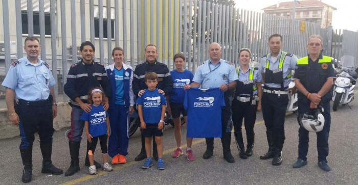  Biella, Agenti motociclisti con l'atleta Valeria Roffino, insieme a Veronica Nuvoli, Simone e Giada Leonardi