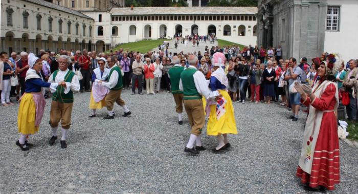 balli e canti piemontesi davanti alla basilica antica di Oropa