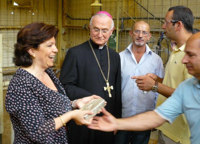 consegna del lingotto d'oro donato dai minatori di Furtei