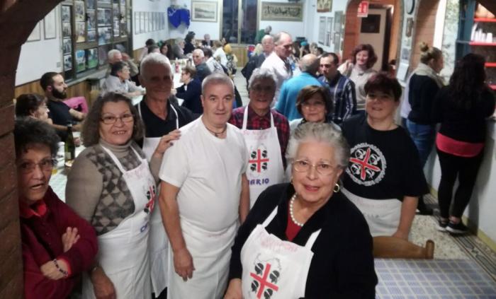 Volontari e sala di Su Nuraghe visti dalle cucine