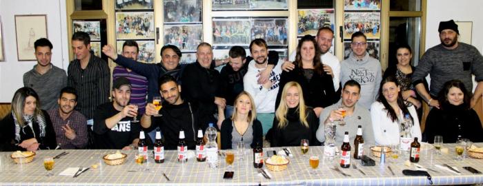 Atleti di Su Nuraghe Calcio Biella con mogli e fidanzate