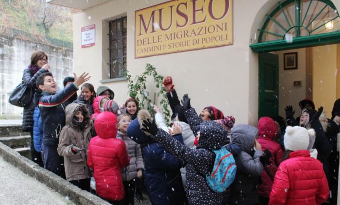 museo migrazioni, alunni della classe V di Cossato