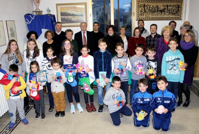 Biella, bambini premiati a Su Nuraghe ritratti con parenti e commissione di valutazione