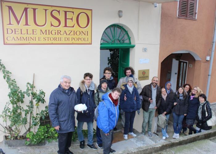 ragazzi e docenti del Liceo Scientifico di Biella in visita al Museo delle Migrazioni di Pettinengo