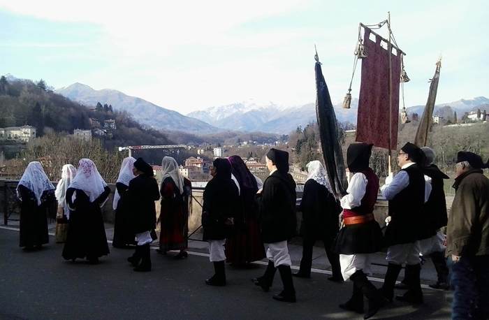 pellegrinaggio dei Sardi dalla loro sede verso il sacello di San Giuseppe di Riva