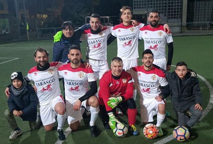 Su Nuraghe Calcio Biella con le giovanissime mascottes Daniel e David e il mister Gaspare