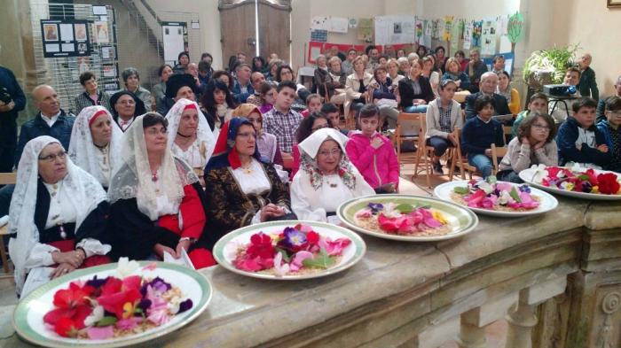 piatti con semi frumento e petali di fiori per la tradizionale benedizione delle Donne del grano