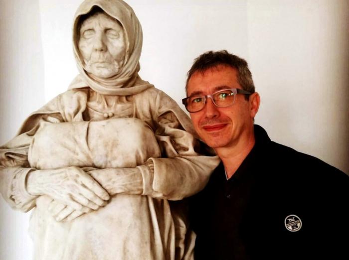 Massimo Zaccheddu ritratto accanto a La madre dell'ucciso