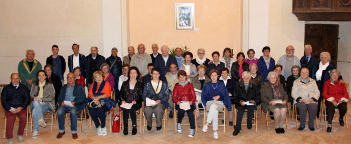 Pettinengo, partecipanti al Rosario cantato e recitato in lingua materna