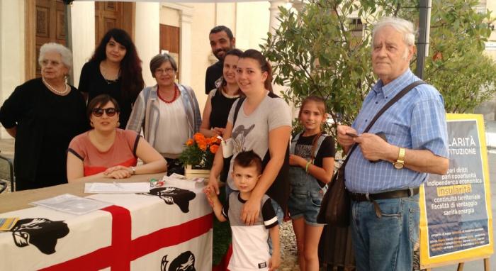 Biella, pubblico banchetto raccolta firme con l'autenticatore Valeria Varnero e con Francesca Menegon