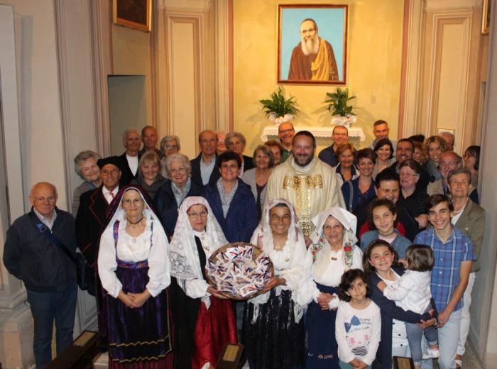 Bioglio, partecipanti alla festa di fra Nicola da Gesturi con al centro il parroco don Luigi Tajana e nipoti del Beato
